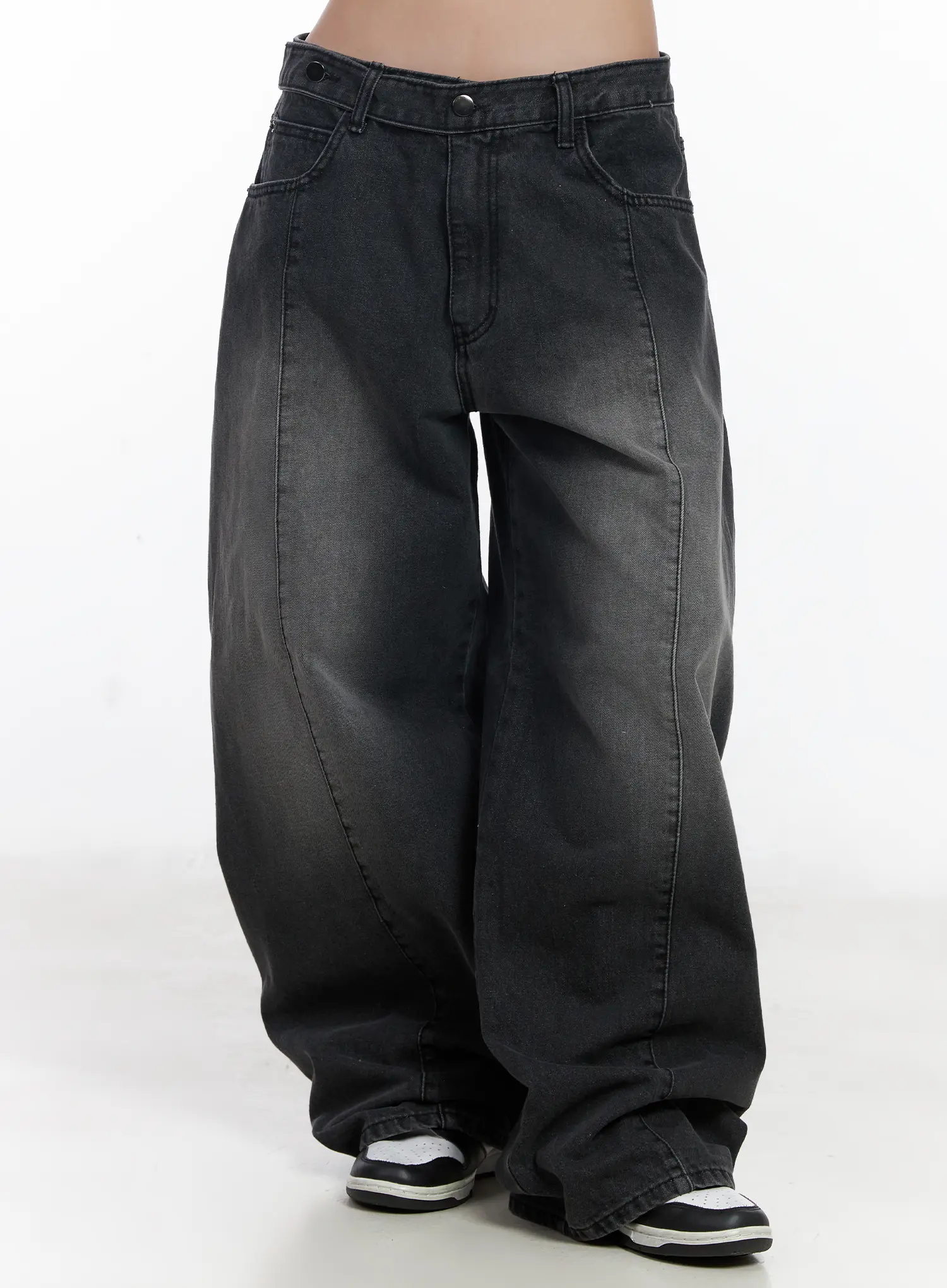 Alana Belt-Detail Baggy Jeans CJ530