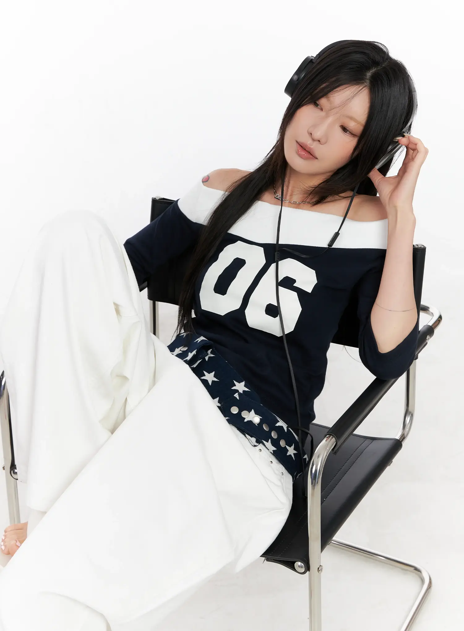 Contrast Number Off-Shoulder Tee CL525