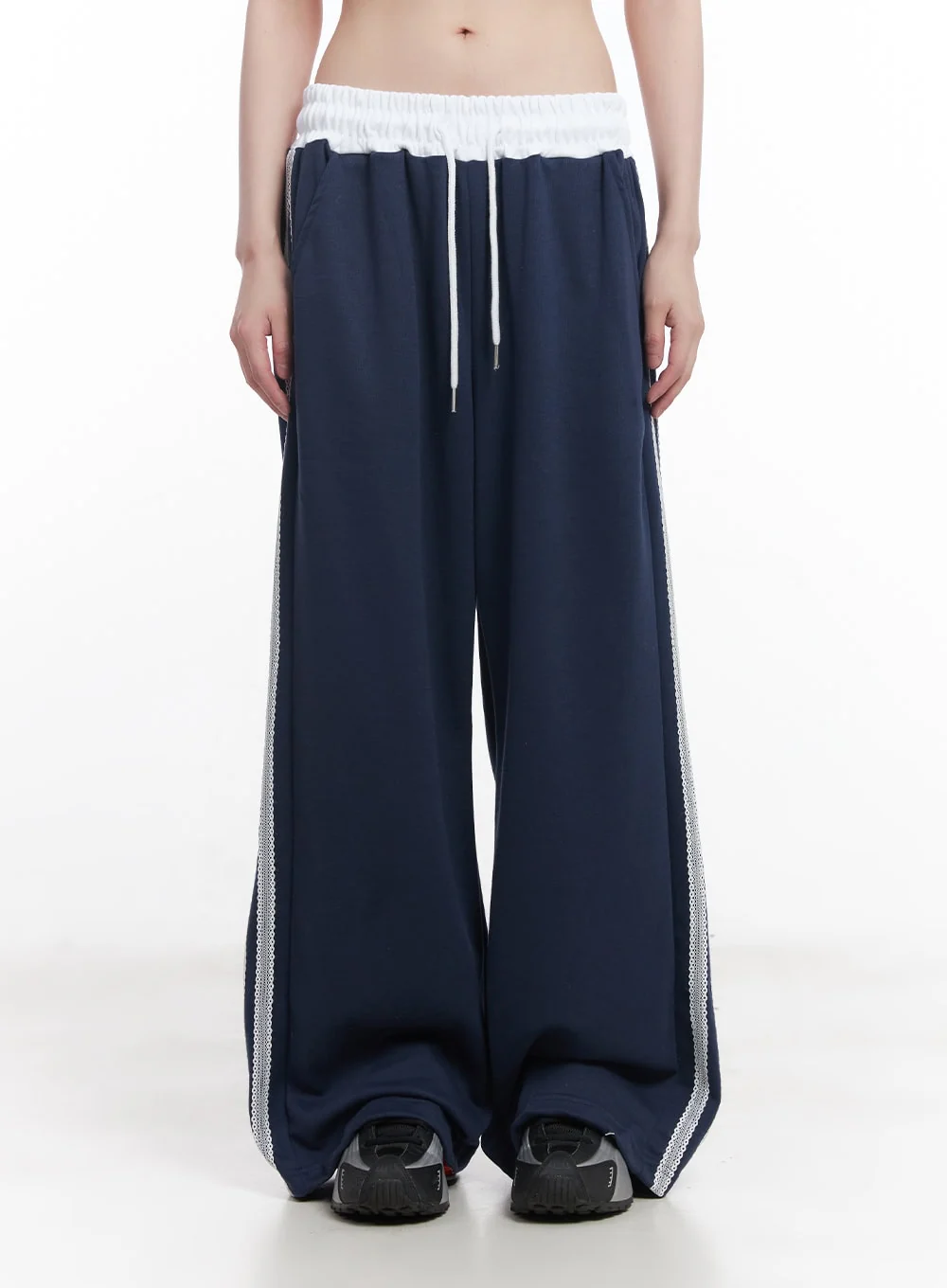Lace-Striped Wide-Fit Sweatpants CU506 - Image 2