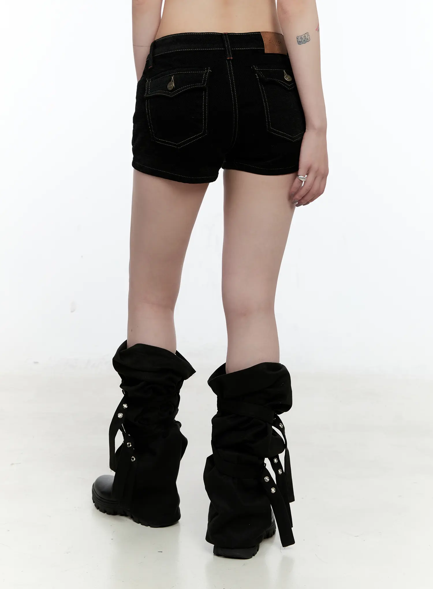 Low-Rise Dark Washed Denim Shorts CN517 - Image 4