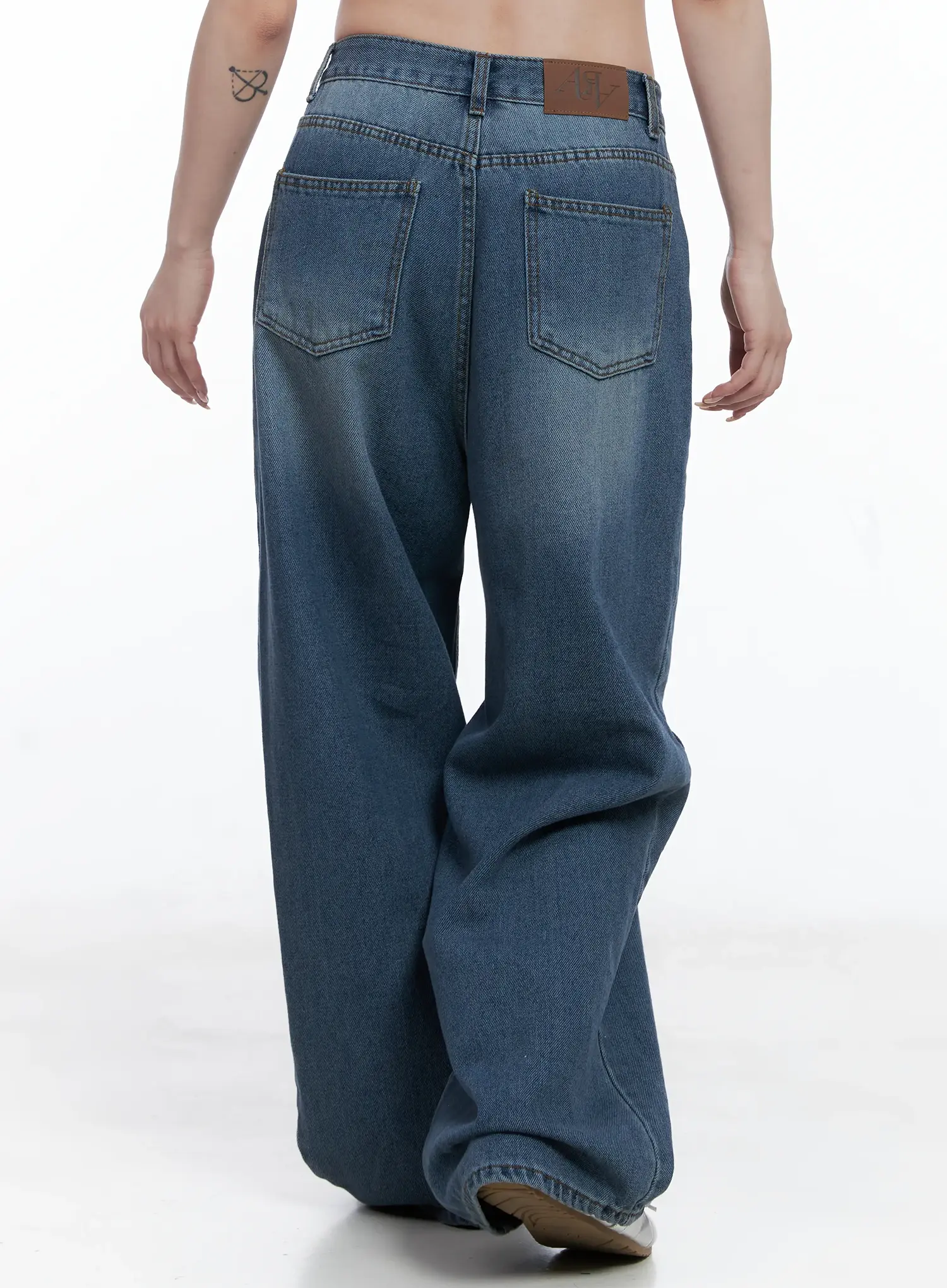 Margot Low-Rise Washed Wide-Leg Jeans CS501 - Image 6