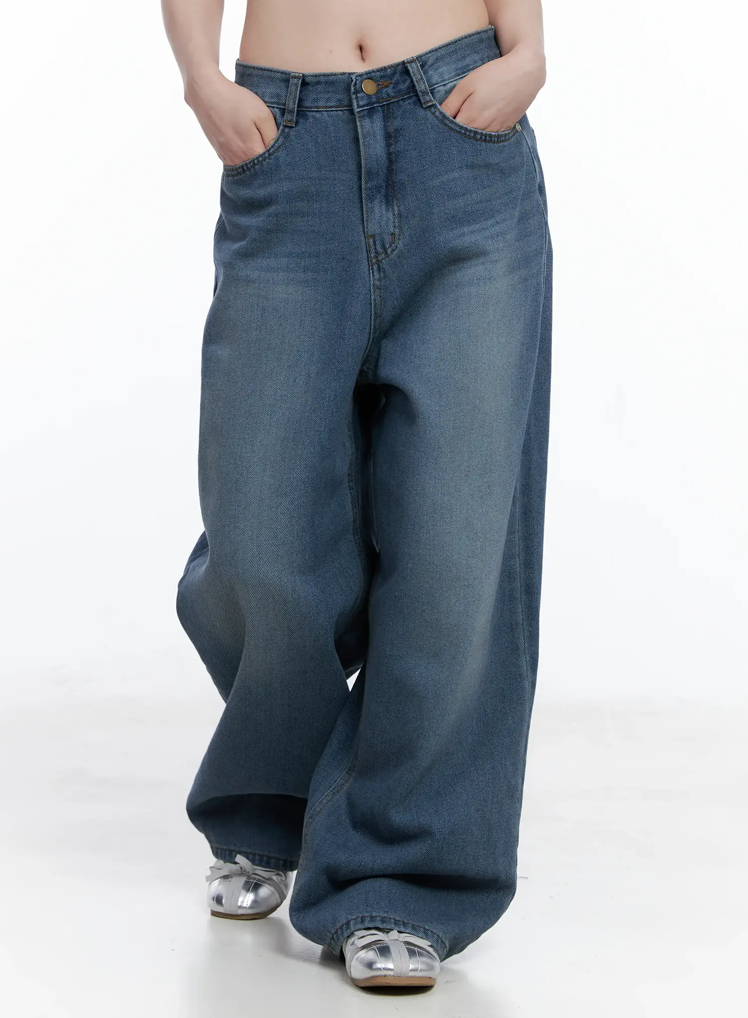 Margot Low-Rise Washed Wide-Leg Jeans CS501 - Image 9