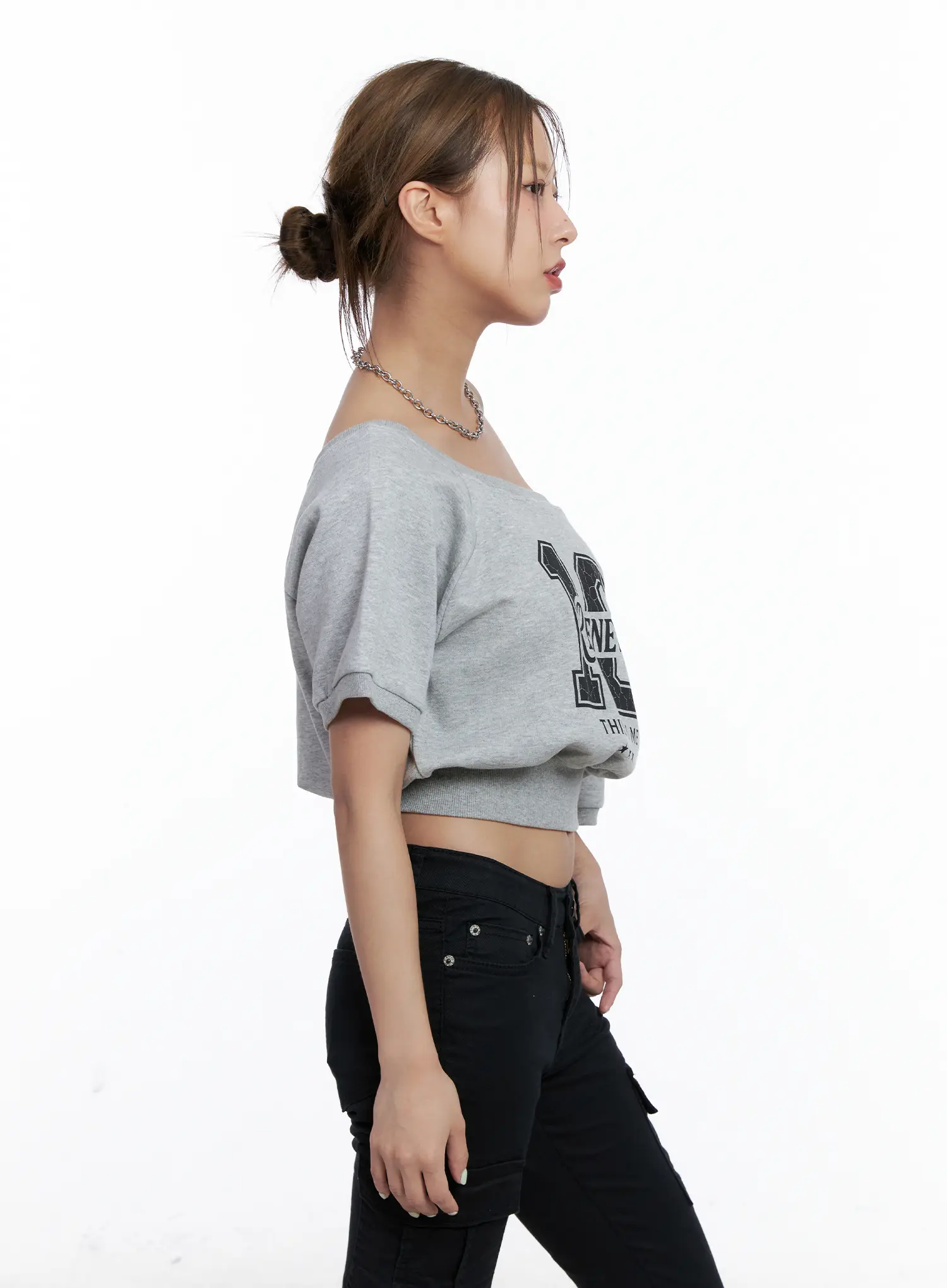 Off-Shoulder Graphic Cropped Tee CL511 - Image 4