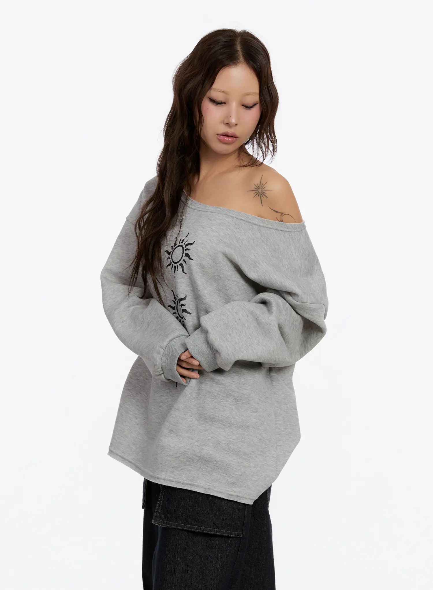 Oversized Graphic Off-Shoulder Sweatshirt CN527 - Image 5