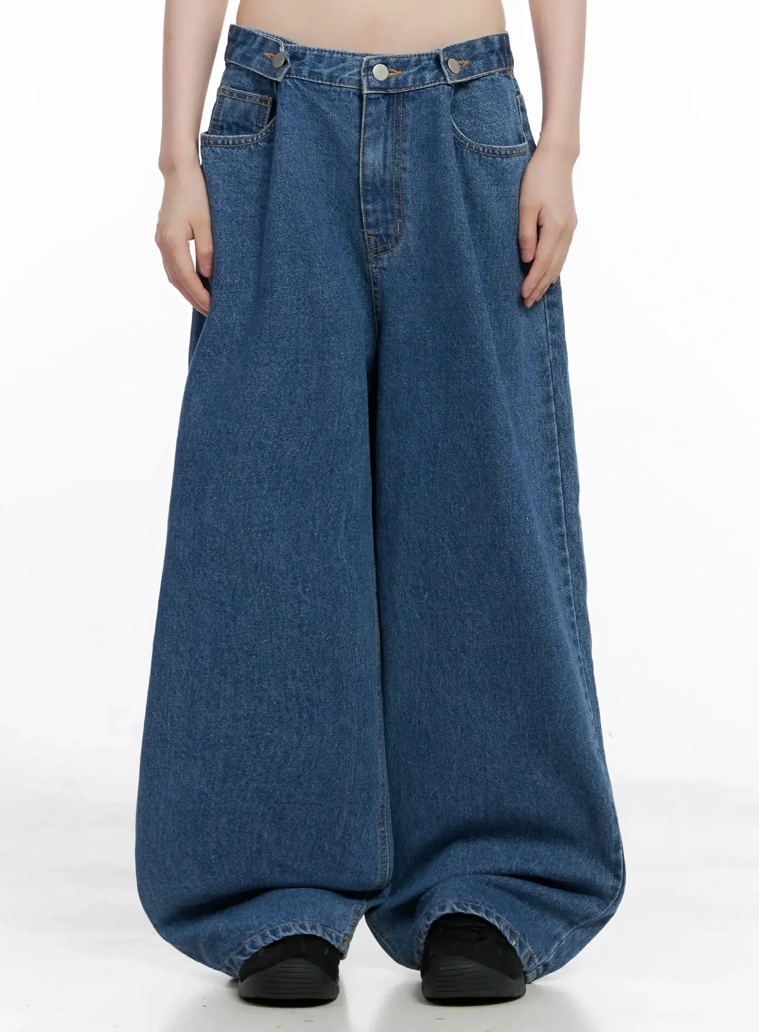 Pharita Loose-Fit Jeans IL528